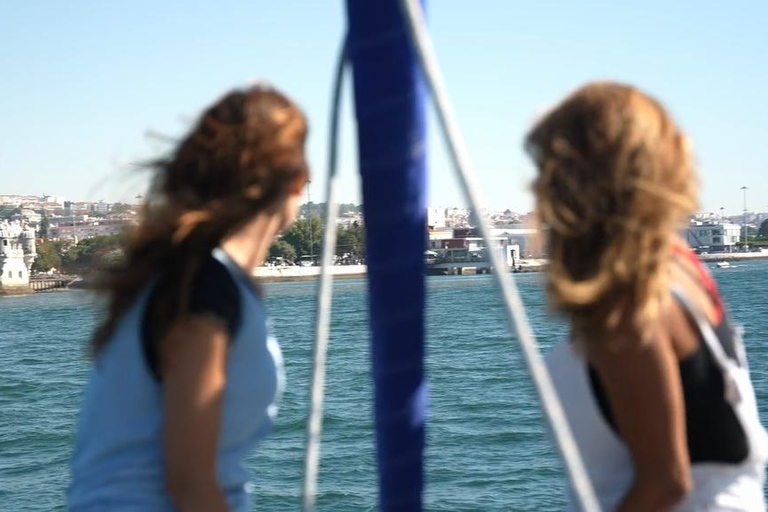 Wycieczka statkiem o zachodzie słońca w Lizbonie z winem w cenie