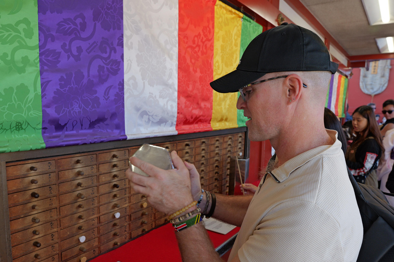 Tokyo: Asakusa Walking Tour, Local Guide & Snacks opt. Vegan