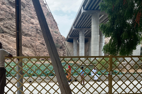 Muscat: Wadi Shab Hike and Bimmah Sinkhole Tour with Lunch Muscat: Wadi Shab Hike and Bimmah Sinkhole Tour with Lunch