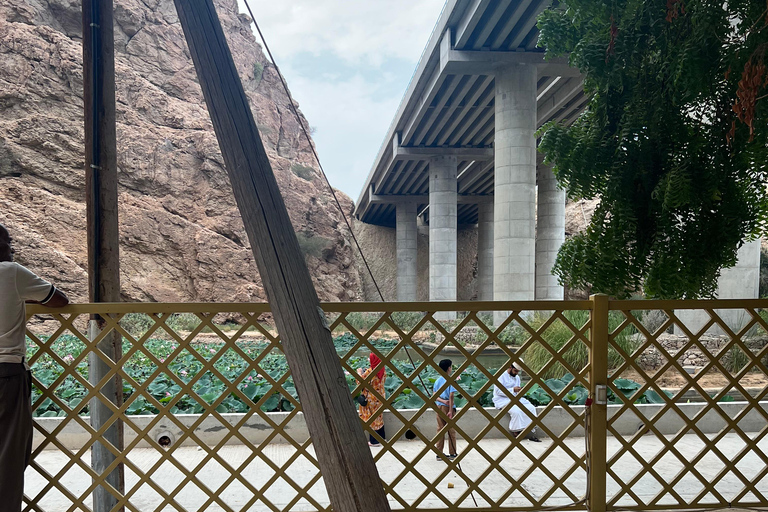 Muscat: Wadi Shab Hike and Bimmah Sinkhole Tour with Lunch Muscat: Wadi Shab Hike and Bimmah Sinkhole Tour with Lunch