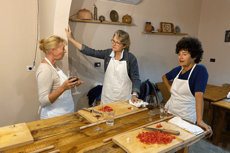 Traditionele kookles met zelfgemaakte wijn in Tirana