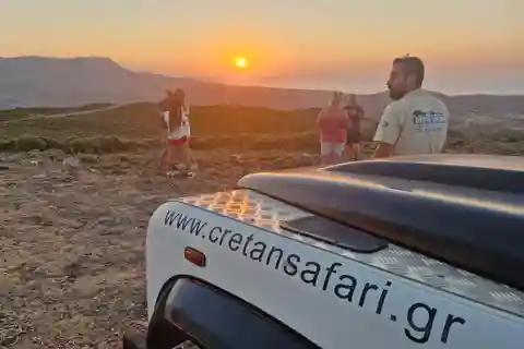 Rethymno: Safari in Land Rover al tramonto con cena e bevande