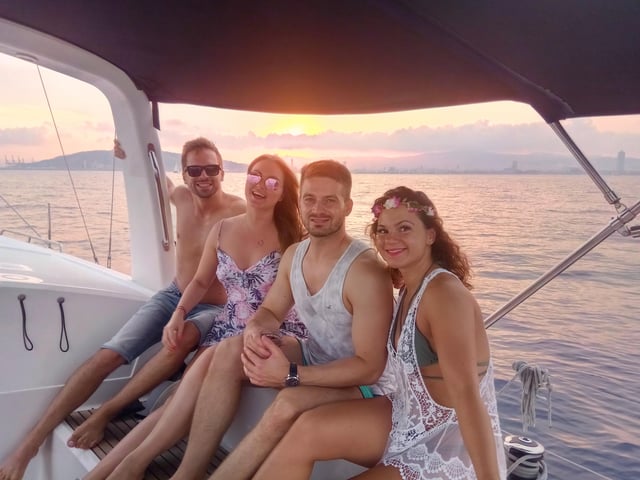 Barcelona: Paseo en velero al atardecer con barra libre y aperitivos