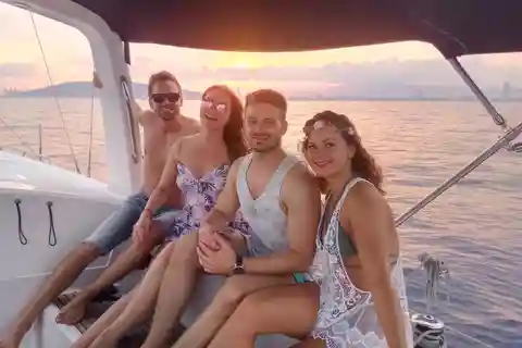 Barcelona: Sunset Sailing Tour mit Open Bar & Snacks