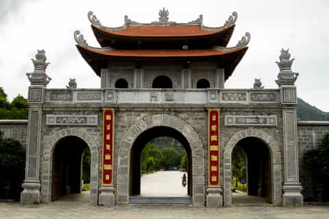 From Hanoi: Tam Coc and Hoa Lu Full-Day Trip with Boat Ride