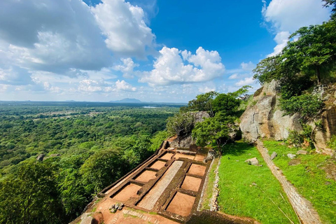 Roca de Sigiriya Cueva de Dambulla y Excursión al Pueblo Desde TrincomaleeSigiriya: Fortaleza de Roca, Templo de la Cueva de Dambulla y Excursión por el Pueblo