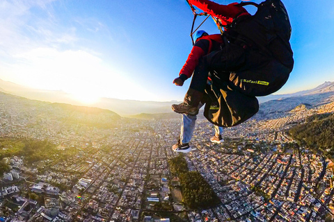 Quito: Paragliding Flight from the Teleférico with 360 Video