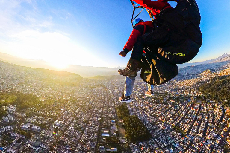 Quito: Paragliding Flight from the Teleférico with 360 Video
