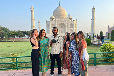 De Delhi : visite du Taj Mahal, du fort d'Agra et du Baby Taj en voitureAu départ de Delhi, visite avec voiture climatisée, chauffeur et guide.