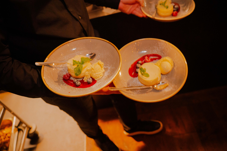 Munich: Dinner Hopping Tour, 3-Course Menu in a US School Bus through the City