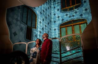 Barcelona: Casa Batlló Nachtbesuch mit Begrüßungsgetränk