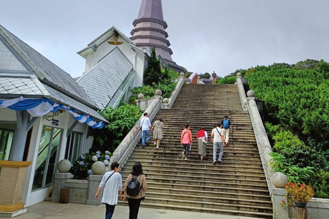 Chiang Mai: Parque Nacional de Doi Inthanon, excursão de um dia às cachoeirasJunte-se a um pequeno grupo com serviço de busca no hotel