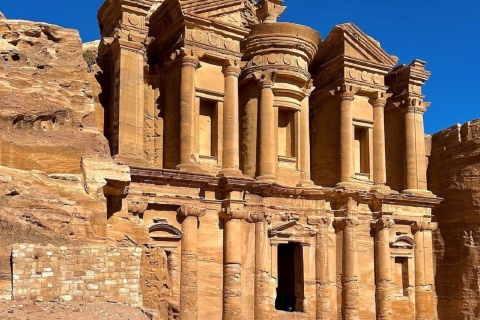Traslado desde el Aeropuerto o Ammán a Petra en Sedán de tamaño completo
