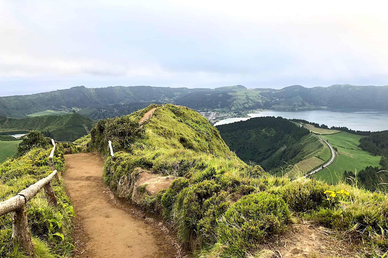 Guided Tour to the green & bleu Lake of Sete Cidades excursões em terra á Lagoa Verde e azul das sete cidades