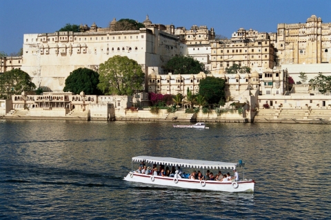 Au départ d'Udaipur : Visite privée de la ville des lacs d'UdaipurTransport, guide touristique, droits d'entrée, déjeuner et promenade en bateau