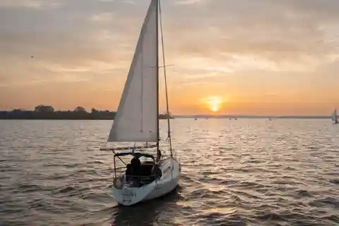 Paseo en velero por Buenos Aires al atardecer