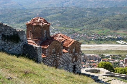Romantische wandeling door Berat: Geschiedenis en charme ontvouwen zich