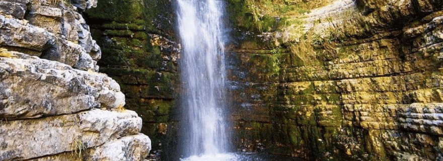 Au départ de Tirana/Durres : Excursion d'une journée : Canyon de Holta/Banja/Lac Belshi