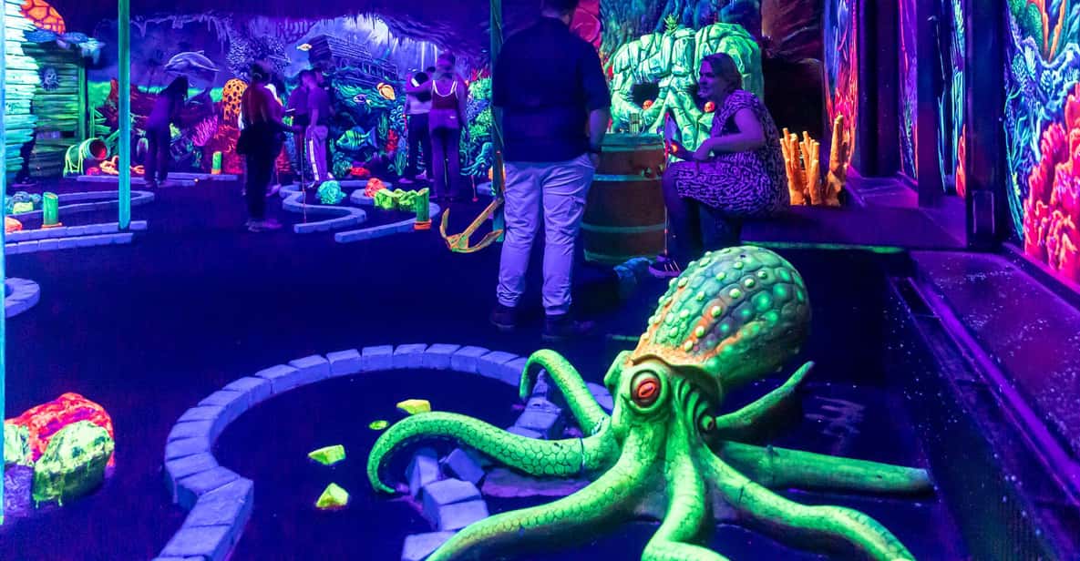 Afbeelding 6 van Aloha Amsterdam: 12-Hole Glow-in-the-Dark Minigolf
