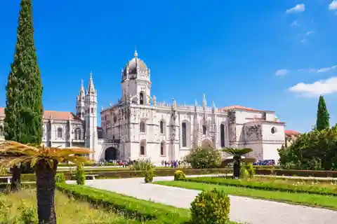 Belem Walking Tour and Jerónimos Monastery Ticket