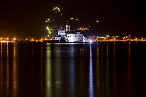 Kotor: Exclusiva excursión nocturna en barco de 2 horas por la bahía de Boka