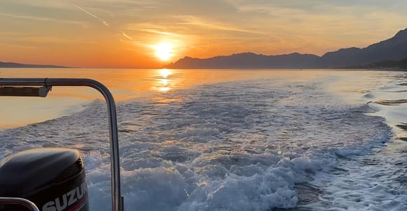 Makarska: Speedboat Sunset Tour zur versteckten Bucht auf der Insel Brač