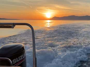 Makarska: Speedboot Zonsondergang Tour naar verborgen baai op eiland Brač