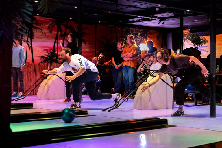 Amsterdam: 1-uur LED Bowling Experience bij Aloha AmsterdamAmsterdam: 1 uur lang LED-bowlingervaring