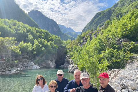 Desde Tirana / Shkoder: Excursión de un día por Theth y el Ojo Azul