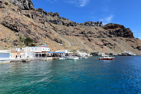 Santorini: Passeio de barco tradicional ao pôr do sol com comida e bebida