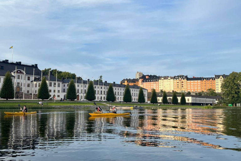 Stockholm : Excursion en kayak au coucher du soleil dans la ville + Fika suédoisVisite standard - guidée en anglais