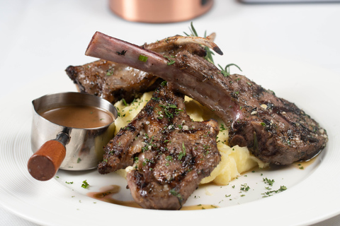 Phnom Penh: Riverview Restaurant Dinner with Live Music