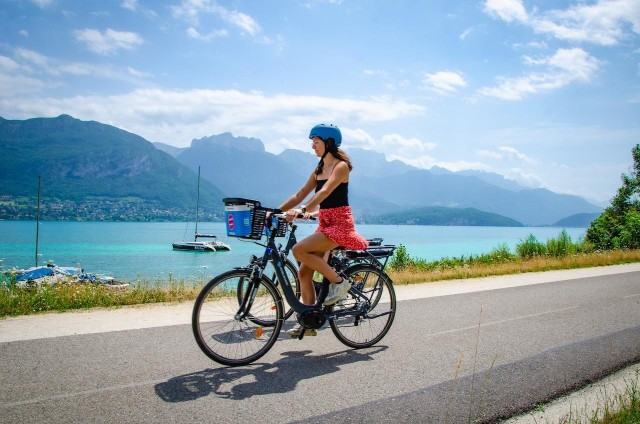 Visit Electric bike rental - Day (+4h) in Annecy