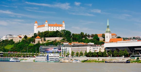 From Vienna: Guided Tour to Bratislava with Speed Boat Ride