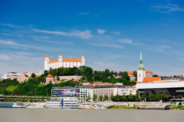 Desde Viena: tour en autobús y barco a BratislavaTour en alemán
