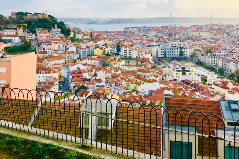 Lissabon: Lissabon Oude Stad privé sightseeingtour per Tuk TukLissabon: 1,5 uur oude stad privé sightseeingtour