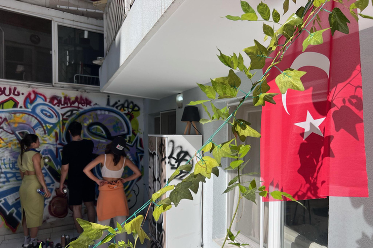 Atelier d'art du graffiti avec des habitants d'un jardin d'intérieur d'Istanbul