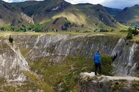Quito : Visite de la lagune de Quilotoa, Cotopaxi et la lagune de Yambo, une journée complèteQuito : Tour Laguna de Quilotoa, Cotopaxi et Laguna de Yambo, une journée complèt