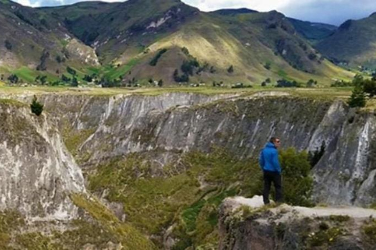 Quito : Visite de la lagune de Quilotoa, Cotopaxi et la lagune de Yambo, une journée complèteQuito : Tour Laguna de Quilotoa, Cotopaxi et Laguna de Yambo, une journée complèt