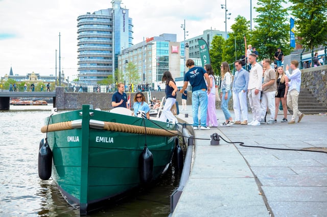 Amsterdam: Die neueste Grachtenfahrt mit Getränkeoption