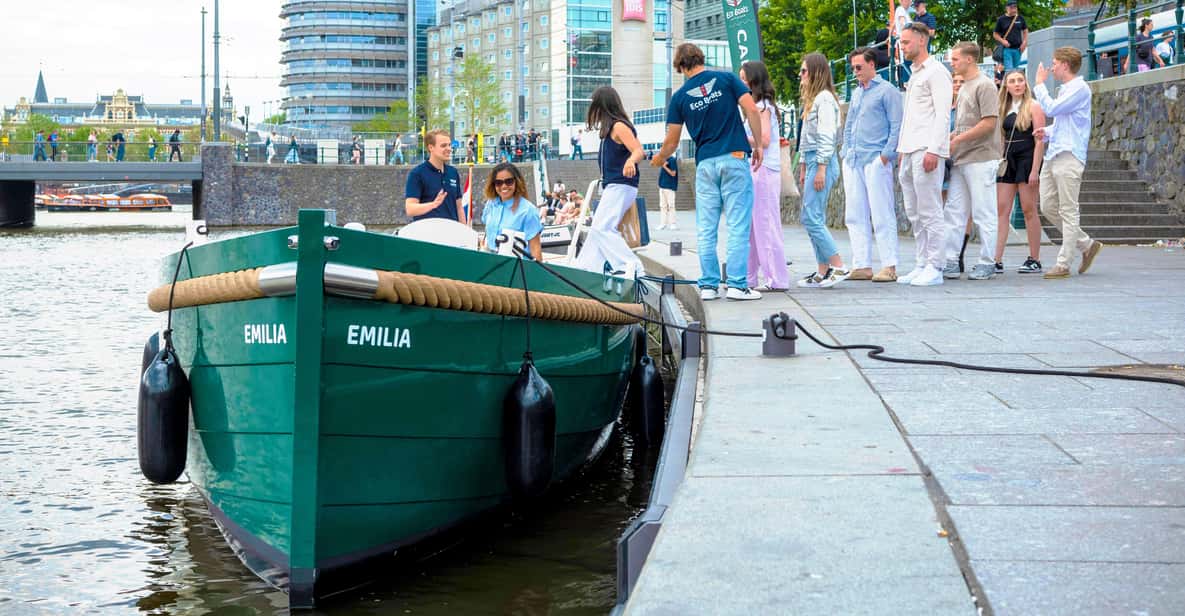Impressie van Amsterdam: de nieuwste grachtenrondvaart met drankje