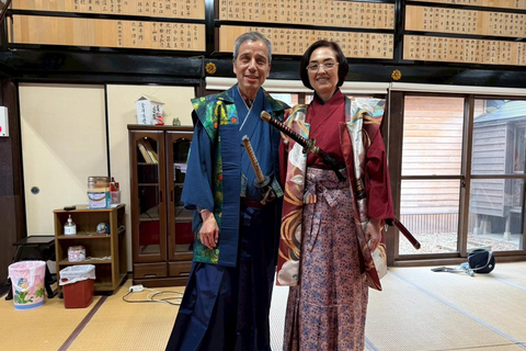 Kanazawa: Samurai Swordsmanship Lesson at a rented temple