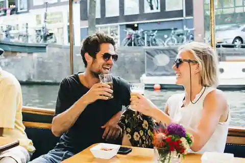 Amesterdão: cruzeiro clássico em pub com música