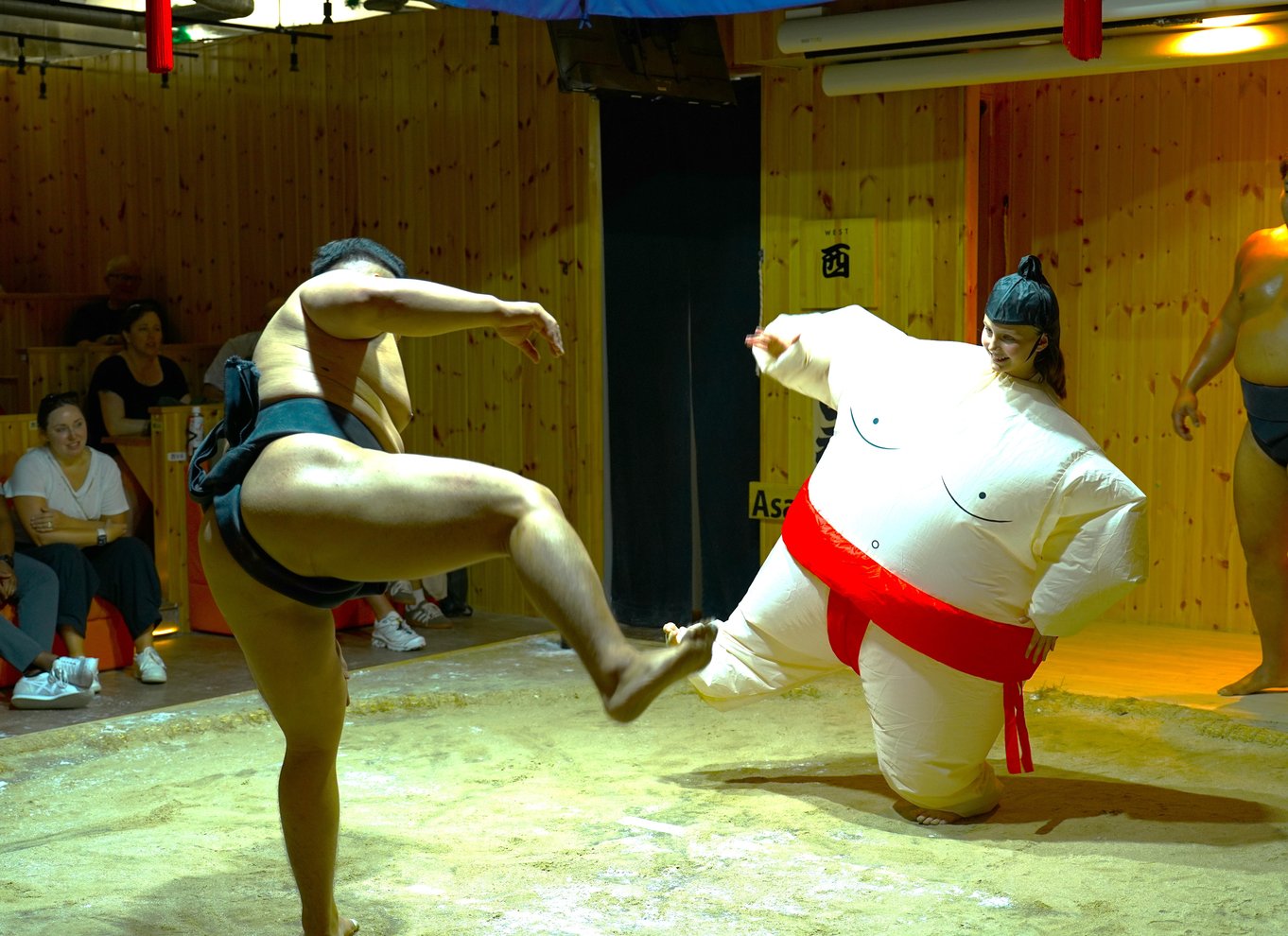 Tokyo: Sumo-underholdningsshow med kyllingegryderet og geisha