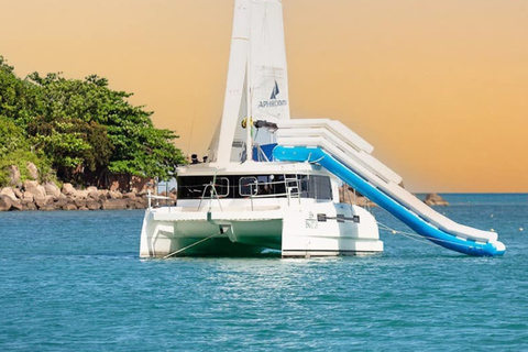 Da Nang: Discover Son Tra Bay on Luxury Sailing Catamaran 2-Hour Luxury Catamaran Scenic Cruise with Drink & Transfer