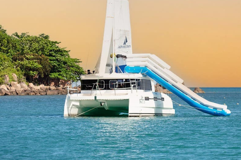 Da Nang: Discover Son Tra Bay on Luxury Sailing Catamaran 2-Hour Luxury Catamaran Scenic Cruise with Drink & Transfer