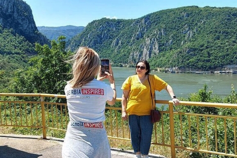 Belgrade : Tour en voiture sur le Danube bleu et promenade en bateau à moteur d'une heureVisite partagée