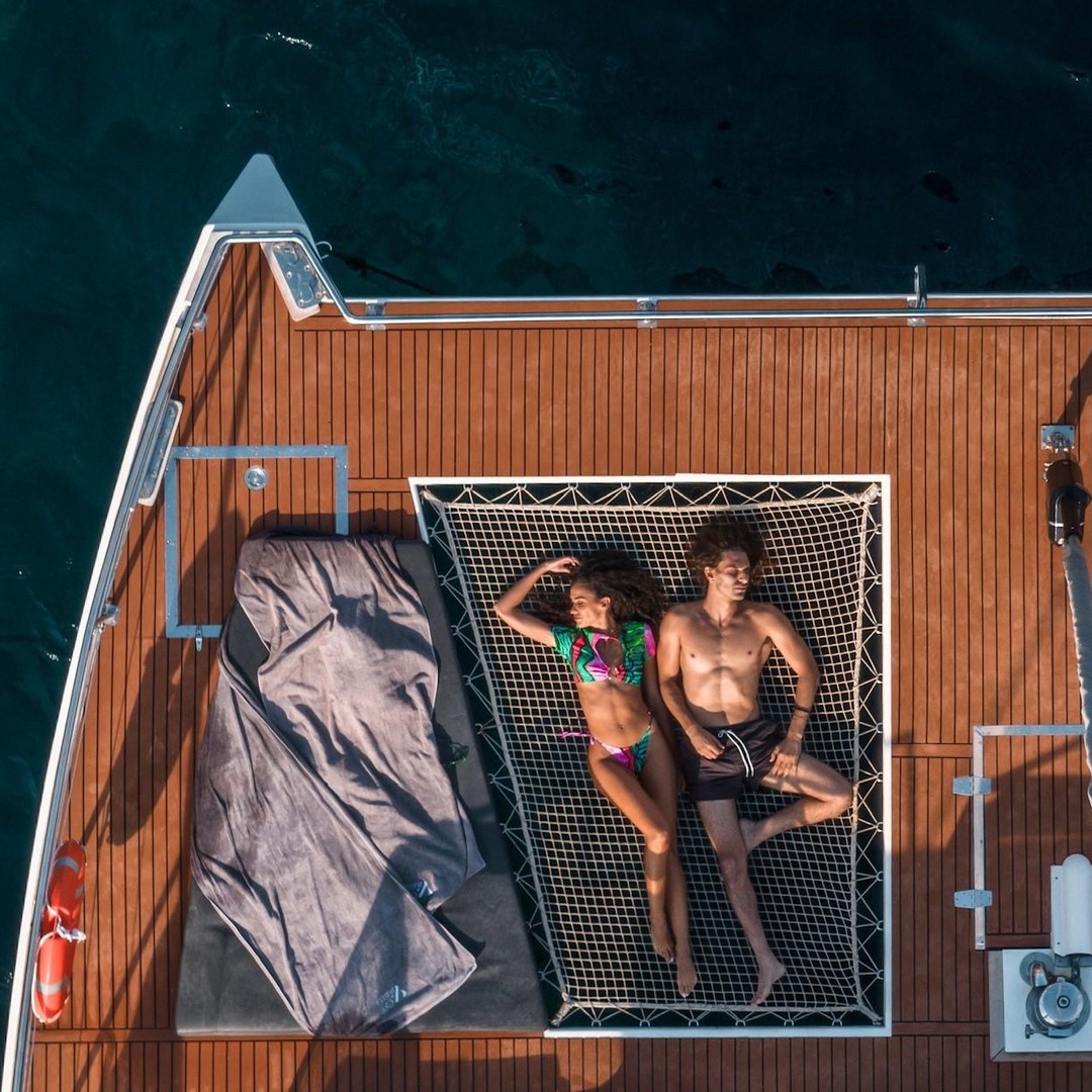 Santorini: Catamaran Caldera Cruise with Meal and Drinks