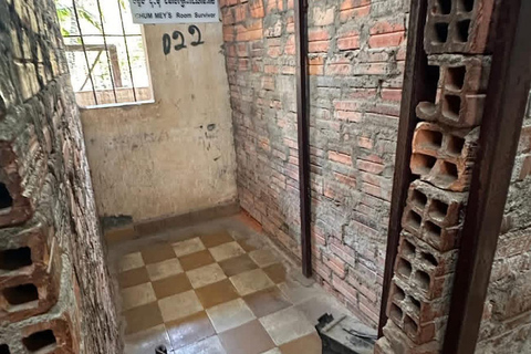 Phnom Penh: S21 Prison, Killing Fields & Russian Market Tour Private Tour with Driver (Tuk-Tuk)