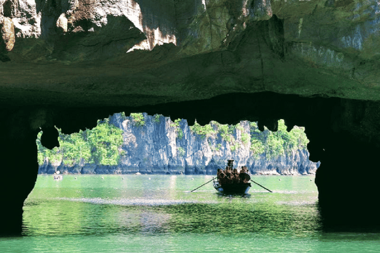 Hanoi: Całodniowy rejs po zatoce Halong z kajakiem, jaskiniami i lunchemOpcja odbioru z Hanoi (autobus w cenie)